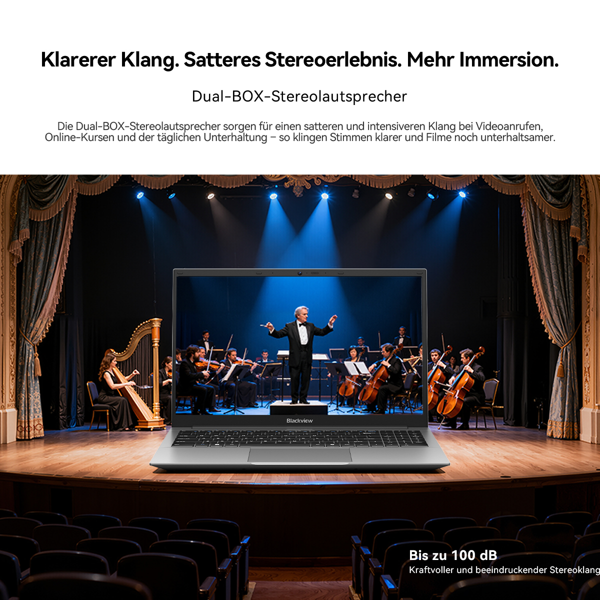 Ein Laptop steht auf einer Bühne vor einem Orchester, umrahmt von Text in deutscher Sprache.