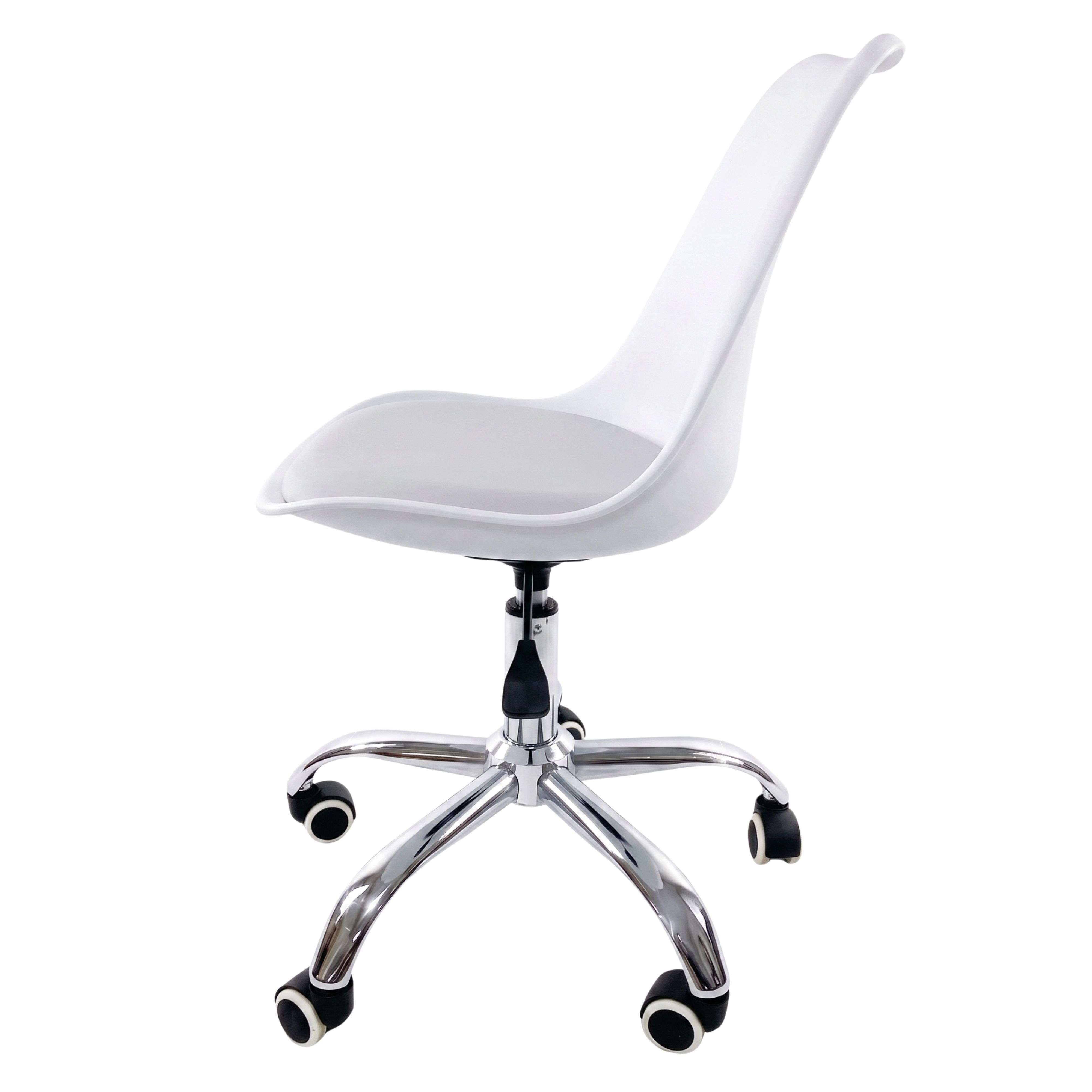 Moderna silla de escritorio blanca con base cromada y ruedas sobre fondo blanco.