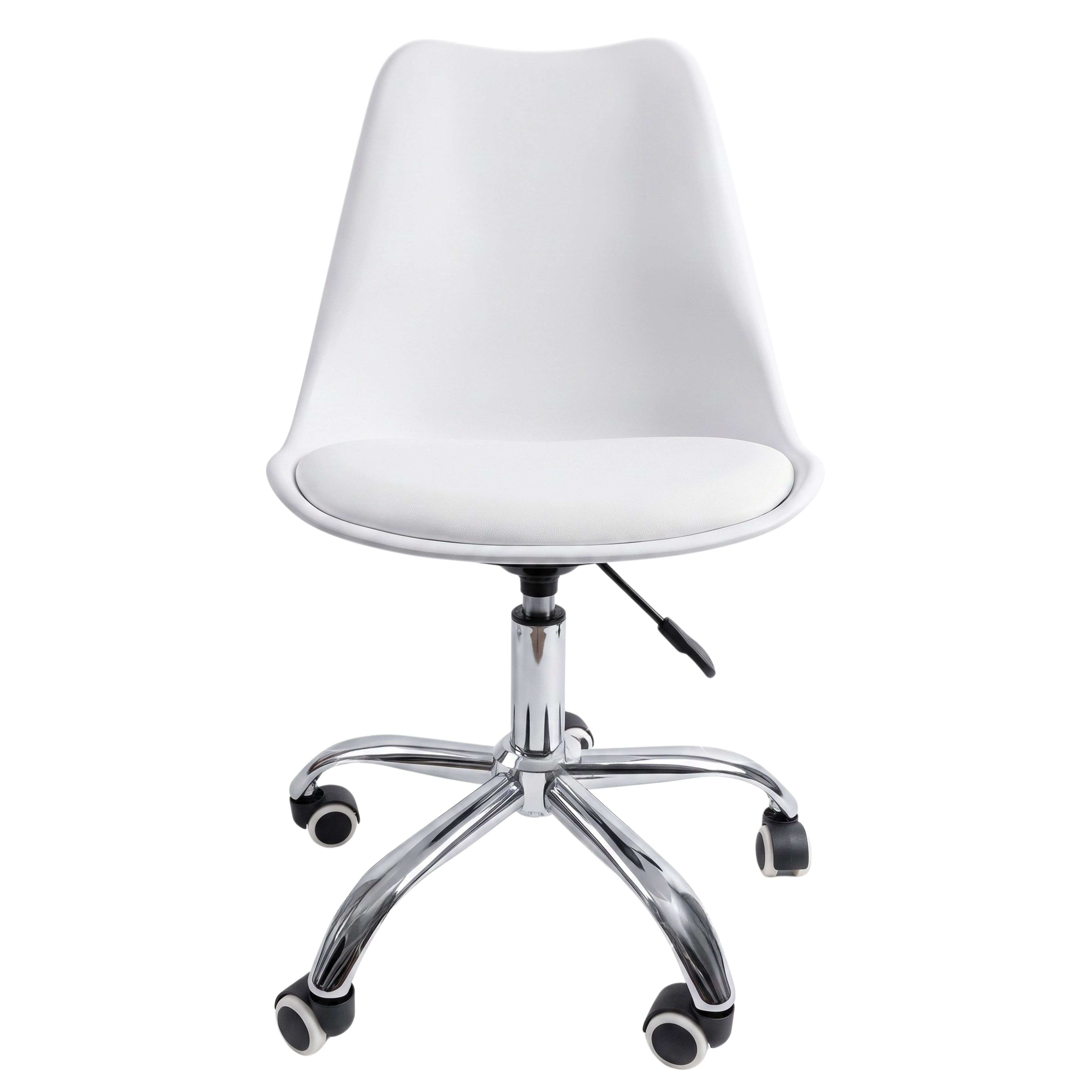 Una silla de oficina blanca con base cromada de cinco estrellas con ruedas y asiento acolchado sobre fondo blanco.
