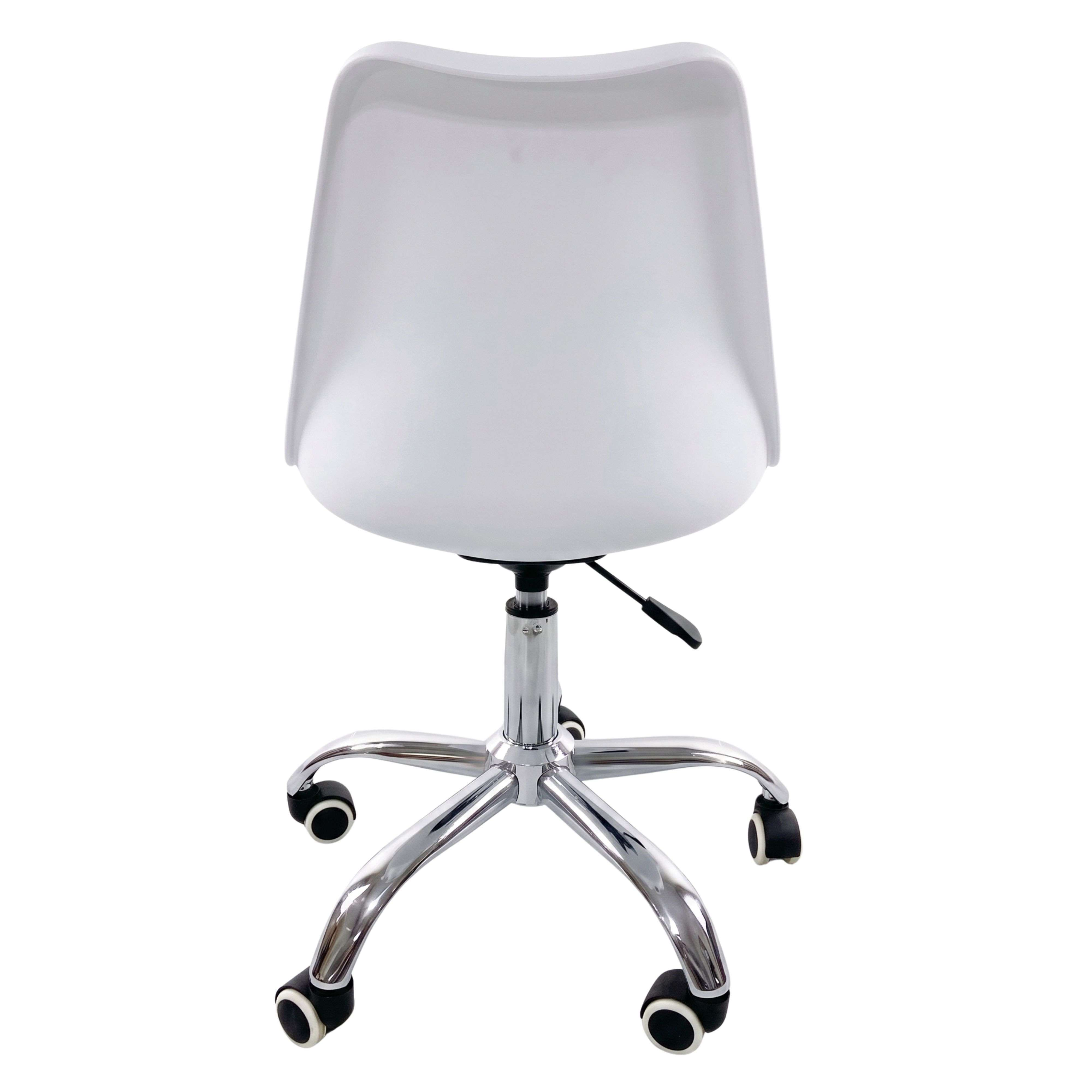 Vista trasera de una silla de oficina blanca moderna con base de metal cromado, palanca de gas y ruedas negras.