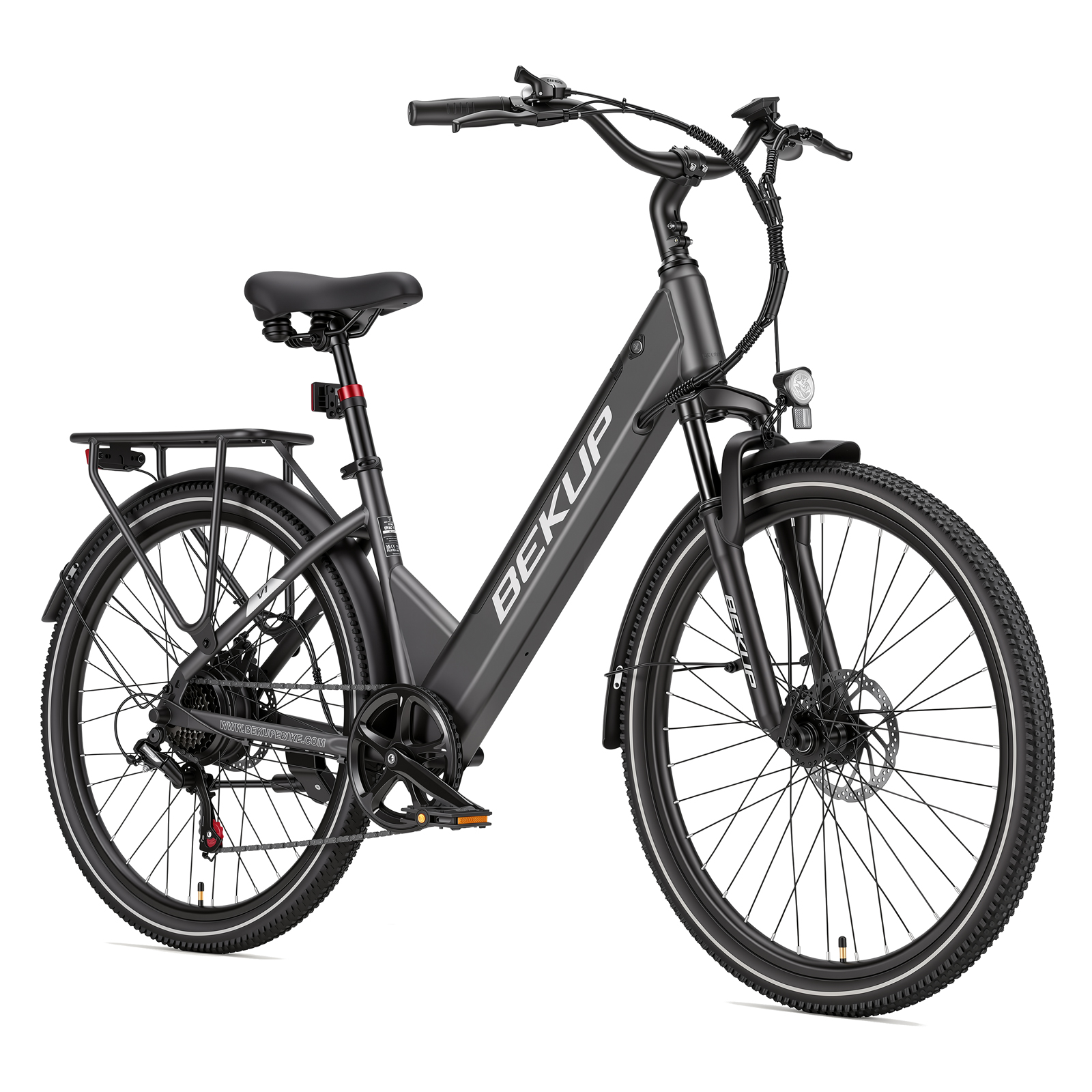 Ein schwarzes Bekup-Elektrofahrrad mit Gepäckträger, Schutzblechen und Stollenreifen auf weißem Hintergrund.