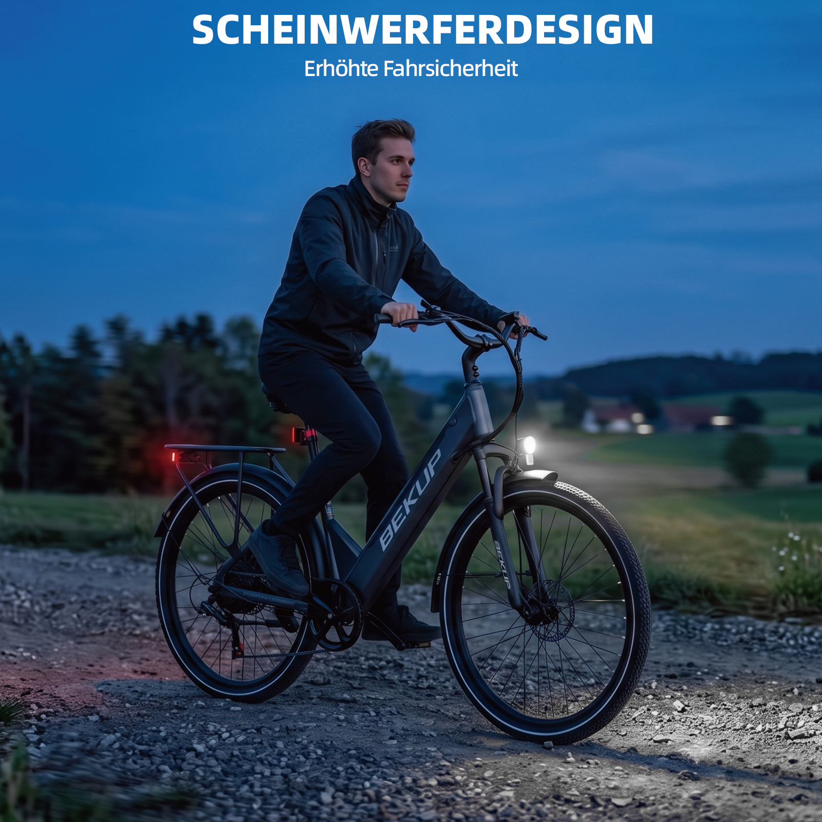 Ein Mann fährt bei Dämmerung mit eingeschaltetem Licht auf einem grauen E-Bike einen Schotterweg entlang.