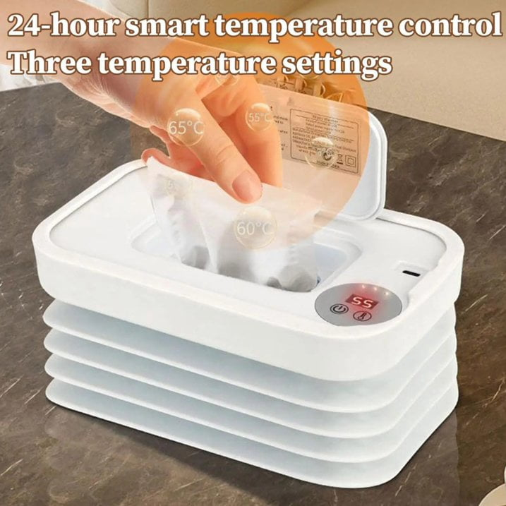 Eine Hand zieht ein warmes Feuchttuch aus einem weißen, smarten Feuchttuchwärmer mit digitaler Temperaturanzeige.