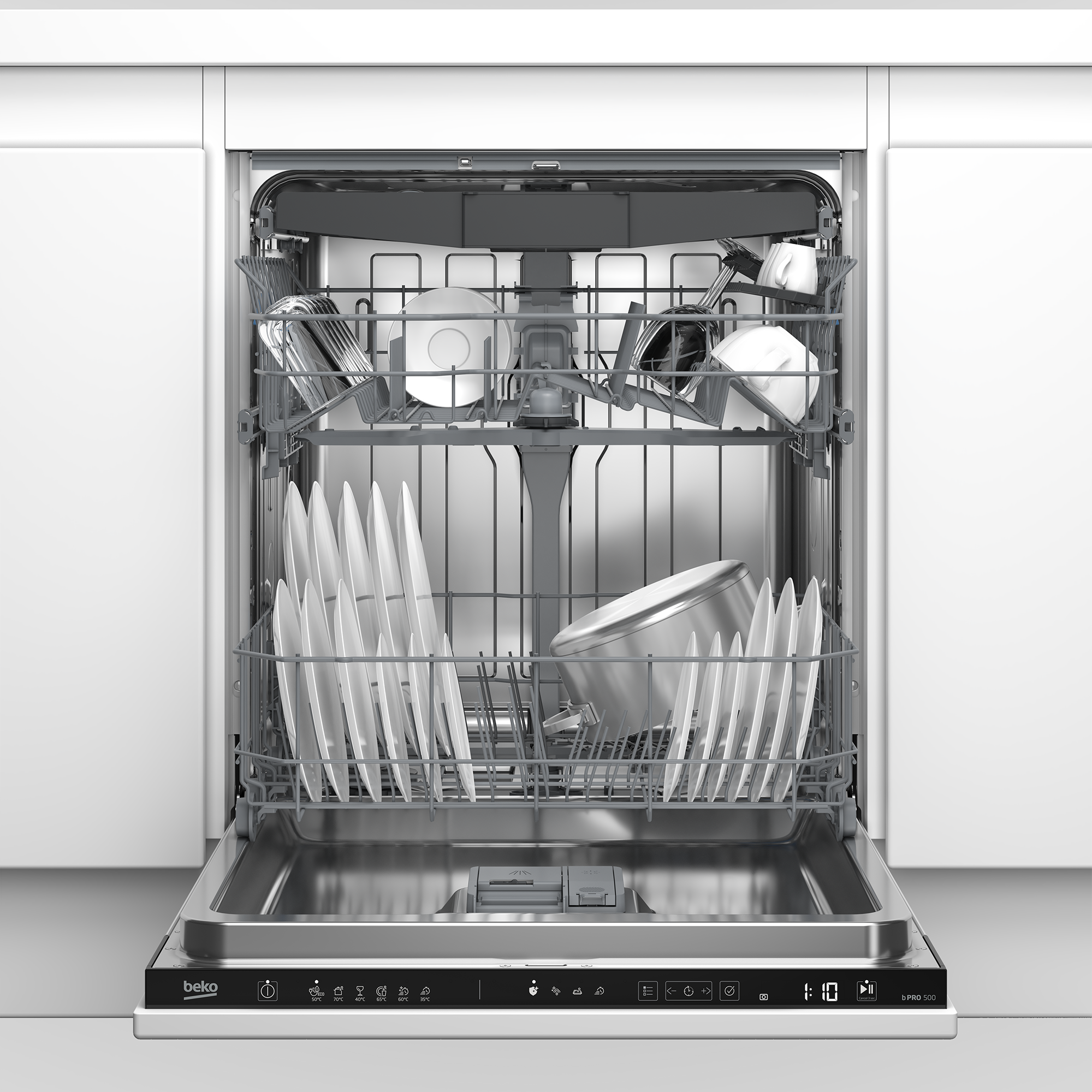 Lavastoviglie Beko aperta con due cestelli carichi di piatti e pentole in una cucina bianca.
