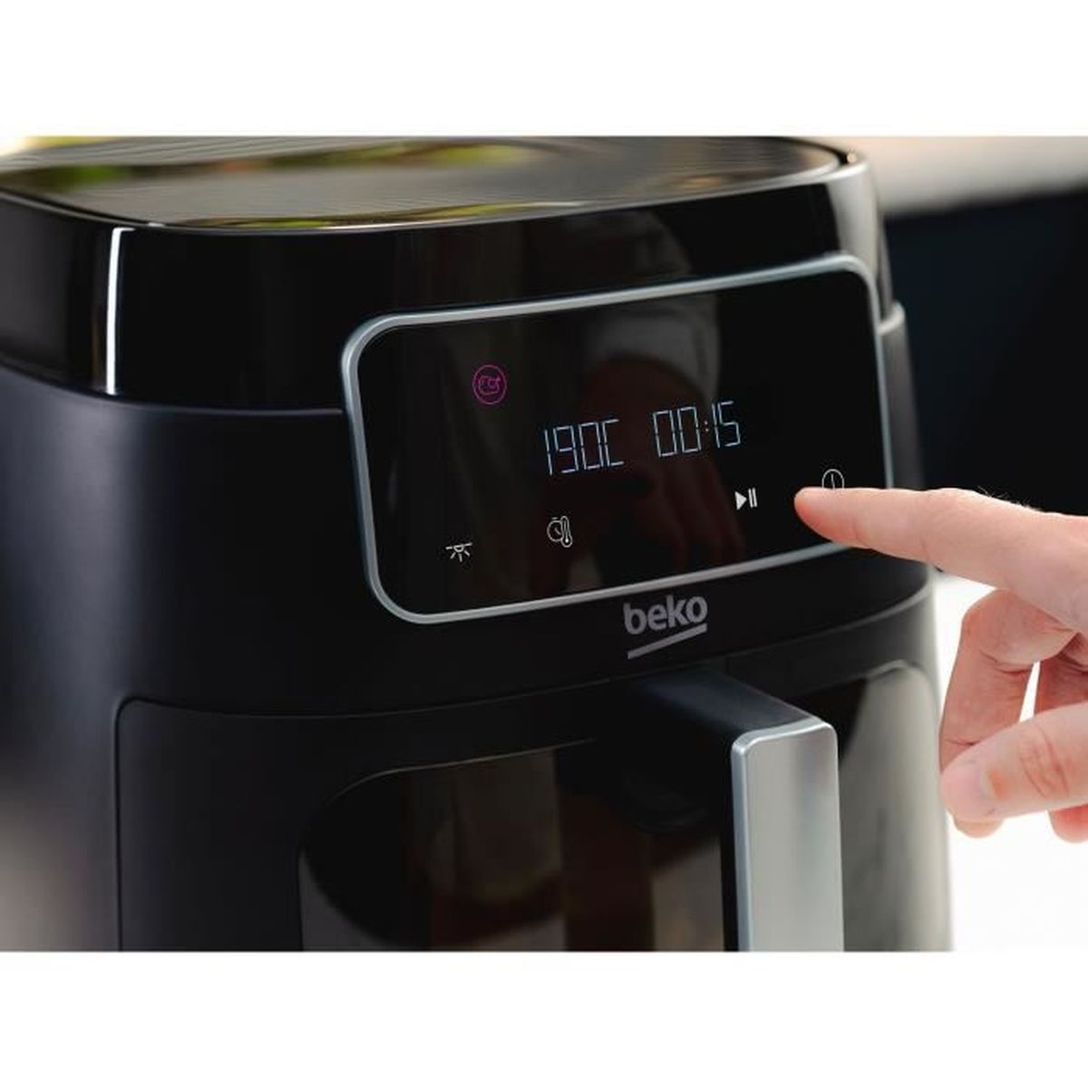 Une main actionne le panneau tactile numérique d'une friteuse à air Beko noire.