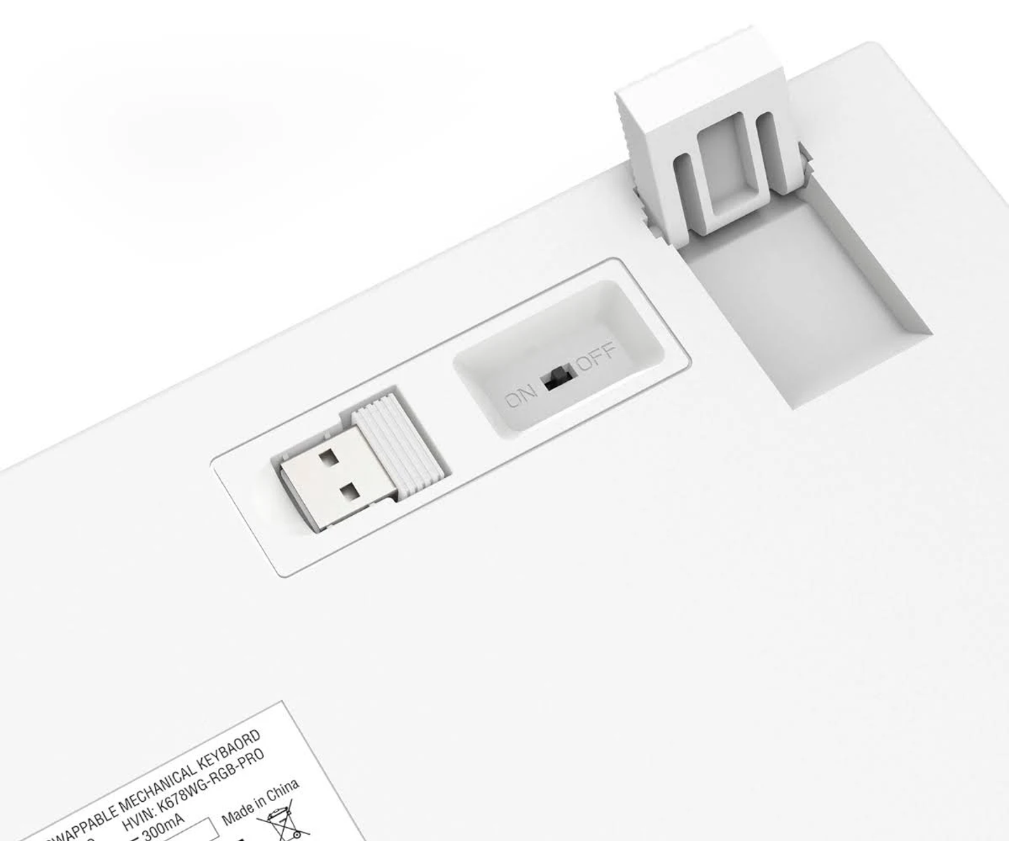 Parte inferiore di una tastiera bianca con ricevitore USB, interruttore on-off e supporto pieghevole.