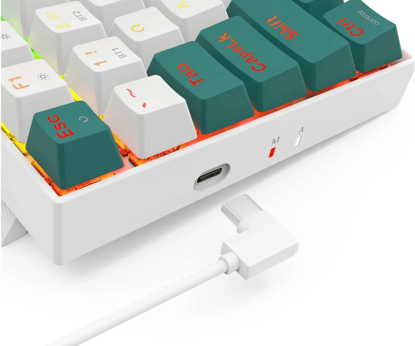 Una tastiera meccanica bianca con tasti verdi e retroilluminazione arancione, con un cavo USB-C collegato.