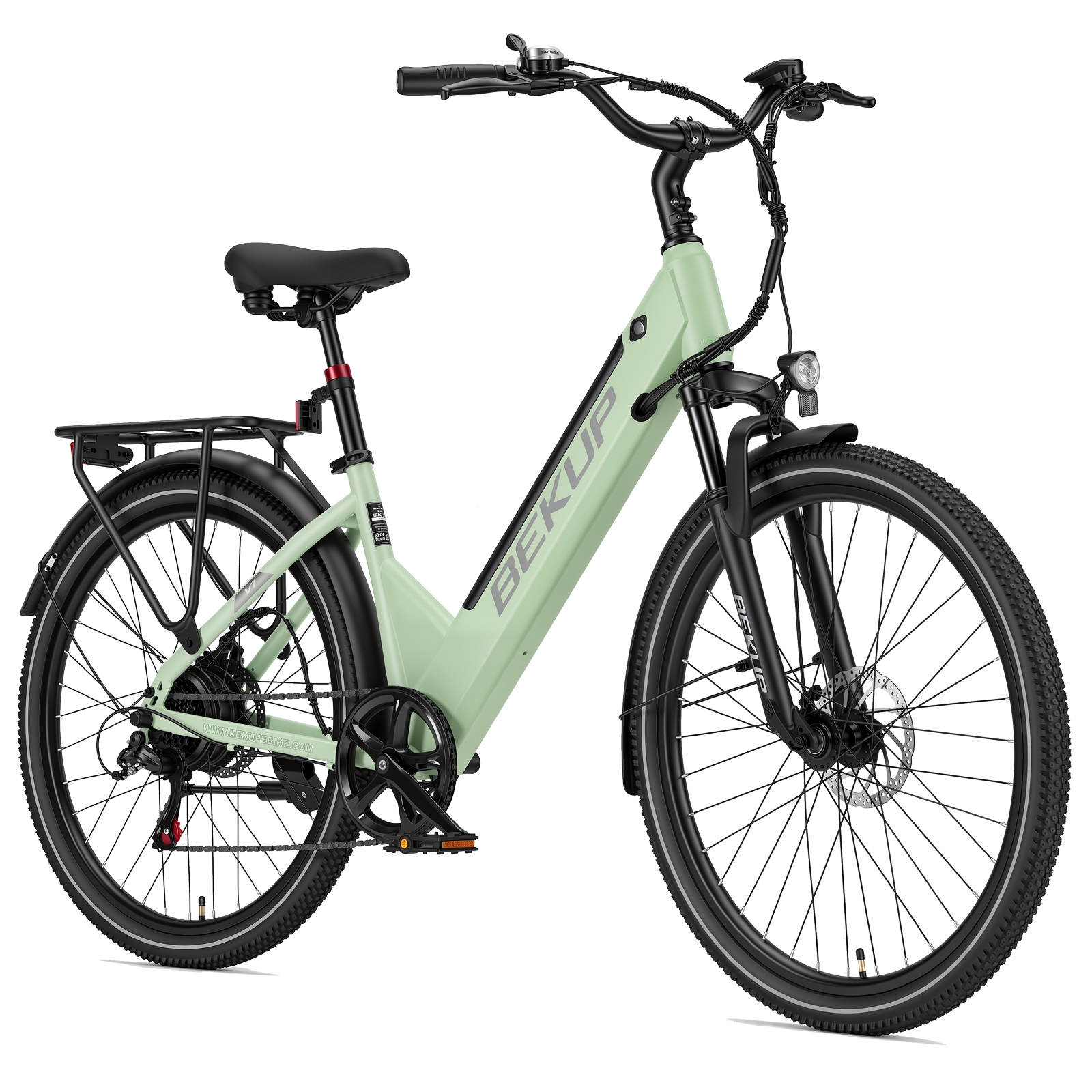 Ein hellgrünes E-Bike mit tiefem Einstieg, schwarzem Gepäckträger, dicken Reifen und Frontscheinwerfer vor weißem Hintergrund.