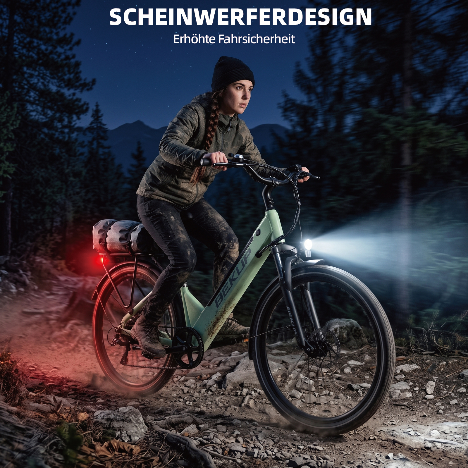 Eine Frau radelt nachts auf einem beleuchteten E-Bike durch den Wald.