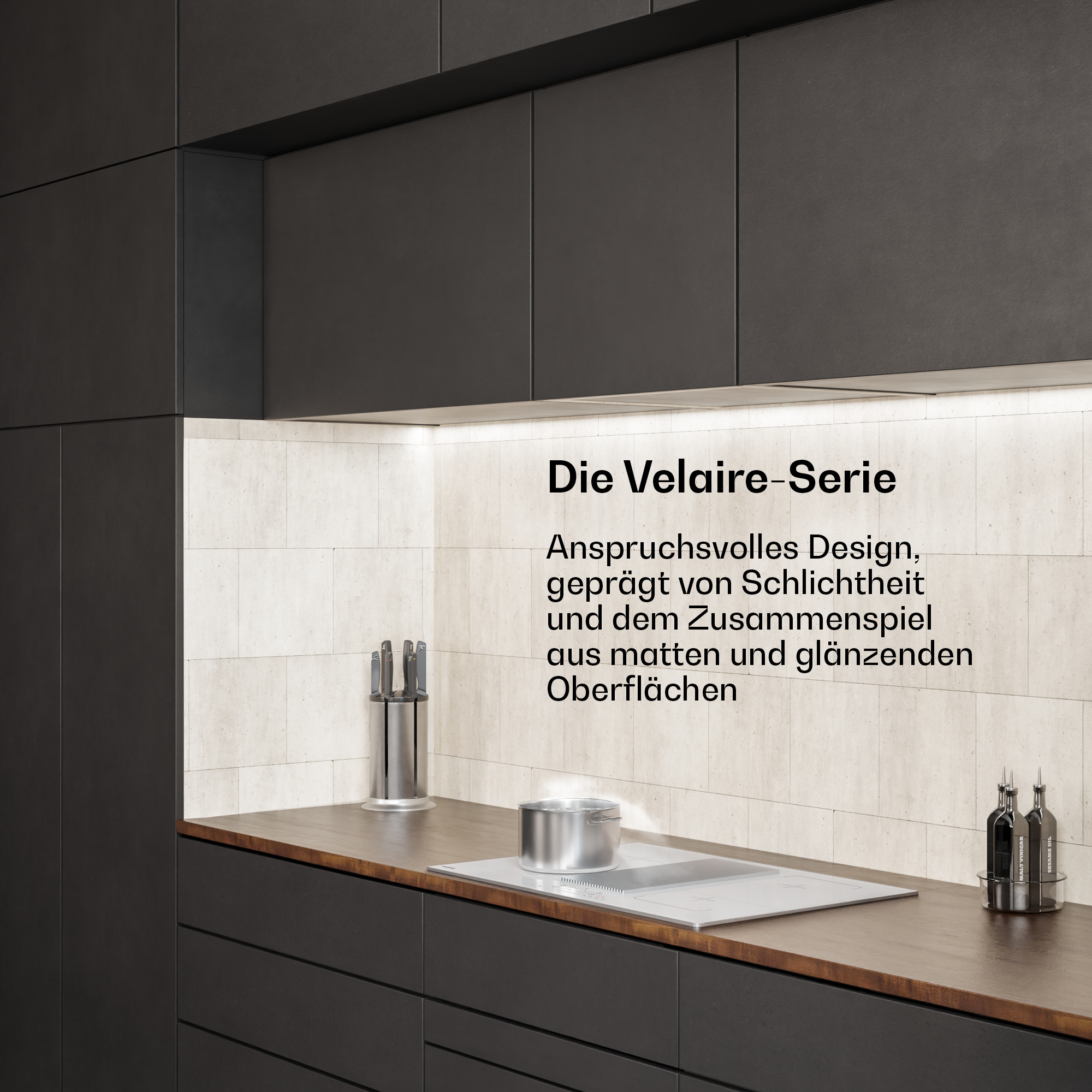 Eine moderne Küche mit dunklen Schränken, beleuchteter Fliesennische, Holzarbeitsplatte und kochendem Topf.