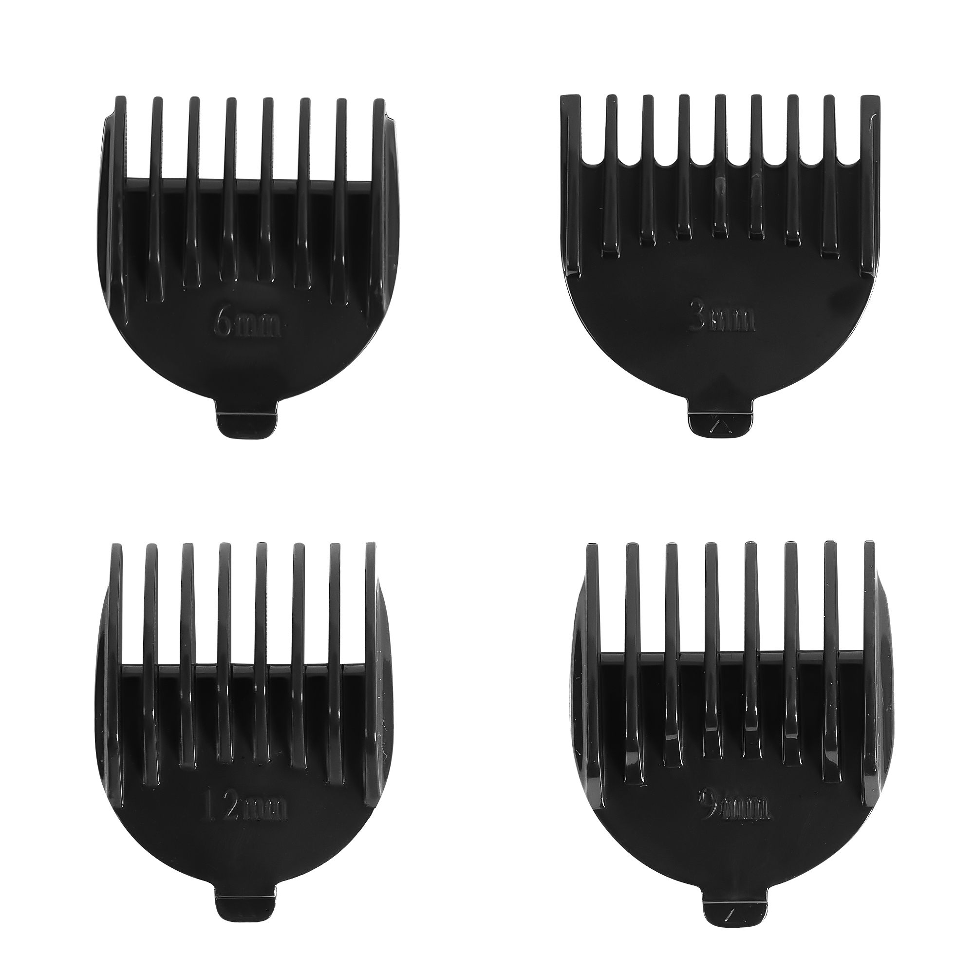 Beyaz arka planda 3mm, 6mm, 9mm ve 12mm boyutlarında dört siyah saç kesme makinesi tarağı.