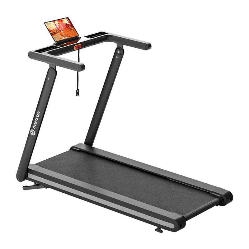 Un tapis roulant nero con supporto per tablet e chiave di sicurezza su sfondo bianco.