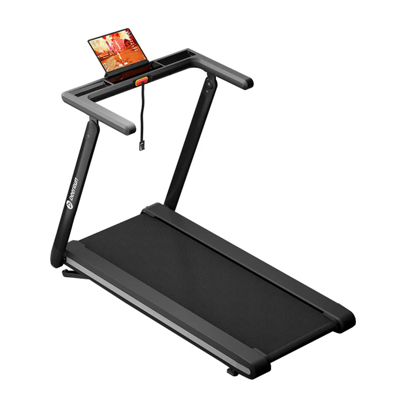 Un tapis roulant nero con display e clip di arresto d'emergenza su sfondo bianco.