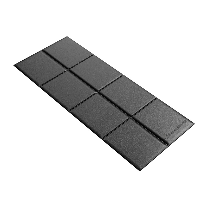 Un tappetino nero rettangolare con segmenti quadrati e marchio UREVO, su sfondo bianco.
