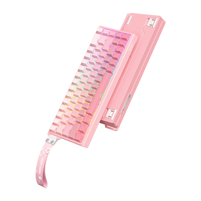 Una tastiera da gioco meccanica rosa con retroilluminazione RGB e un cinturino da polso fantasia.