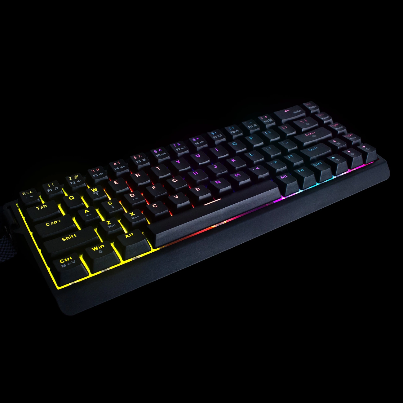Una tastiera meccanica nera con vivace retroilluminazione RGB brilla su sfondo scuro.