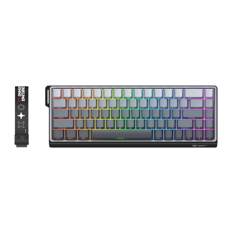 Tastiera da gioco meccanica compatta con retroilluminazione RGB accanto a una cinghia nera.
