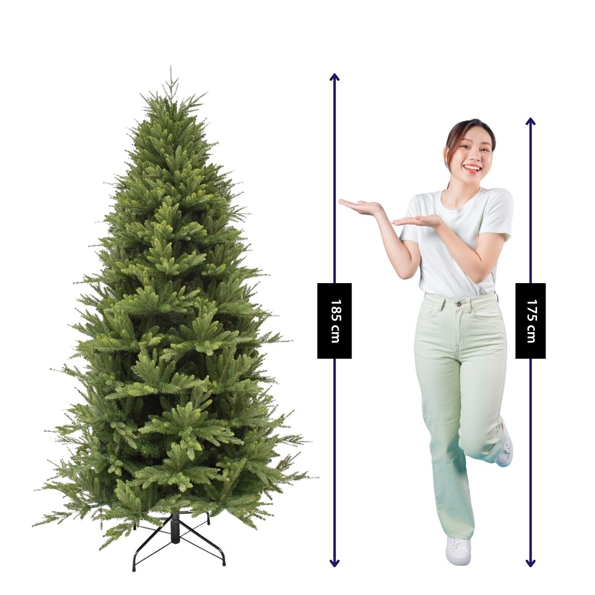 Een vrouw wijst naar een kunstkerstboom met hoogte-afmetingen.