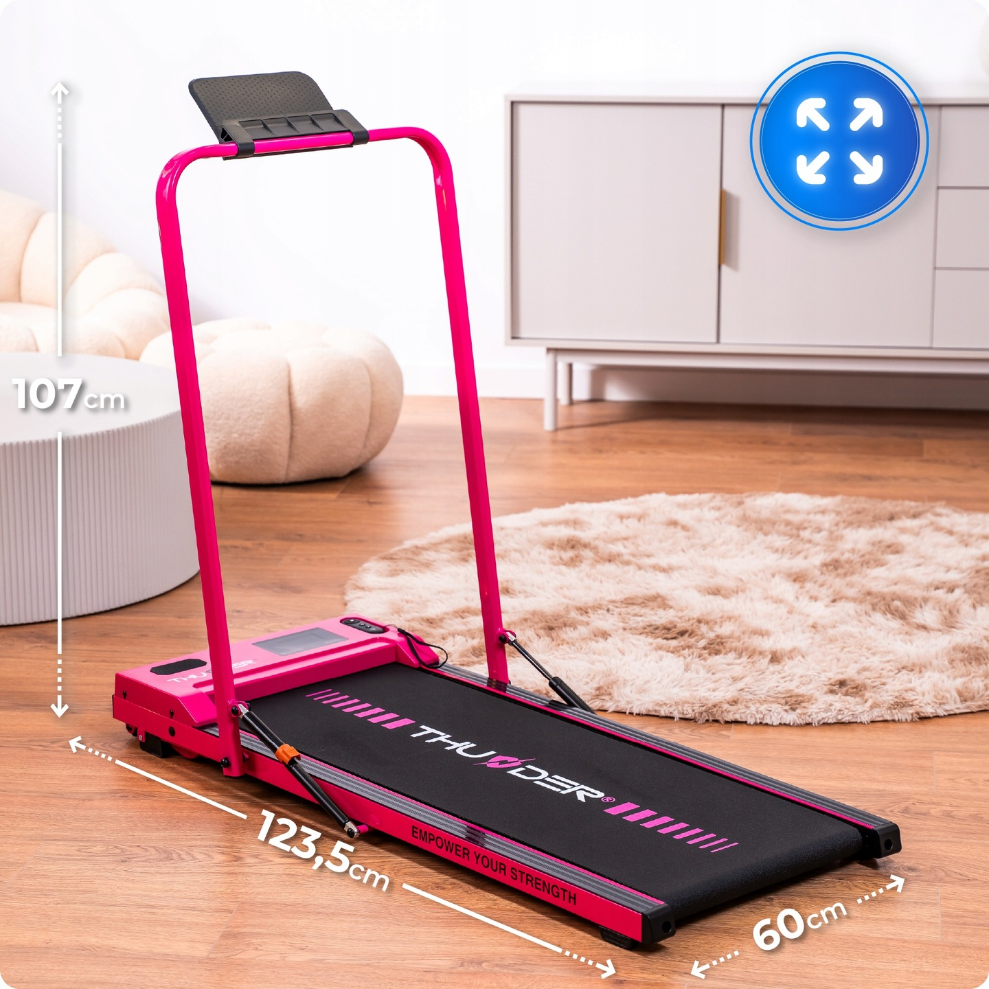 Różowa bieżnia o wysokości 107 cm, długości 123,5 cm i szerokości 60 cm stoi w pokoju.