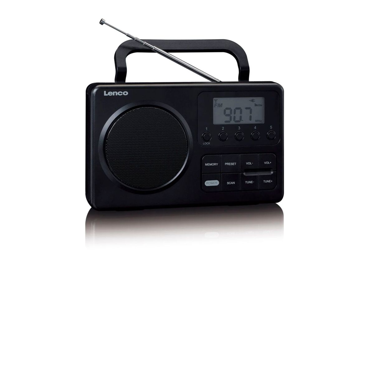 Una radio portatile Lenco nera con maniglia, display digitale, altoparlante e pulsanti di controllo su sfondo bianco.