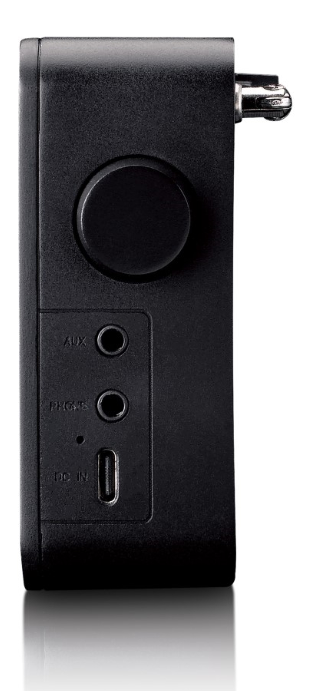 Dispositivo nero con manopola, porte AUX e PHONES e porta di ricarica USB-C su sfondo bianco.