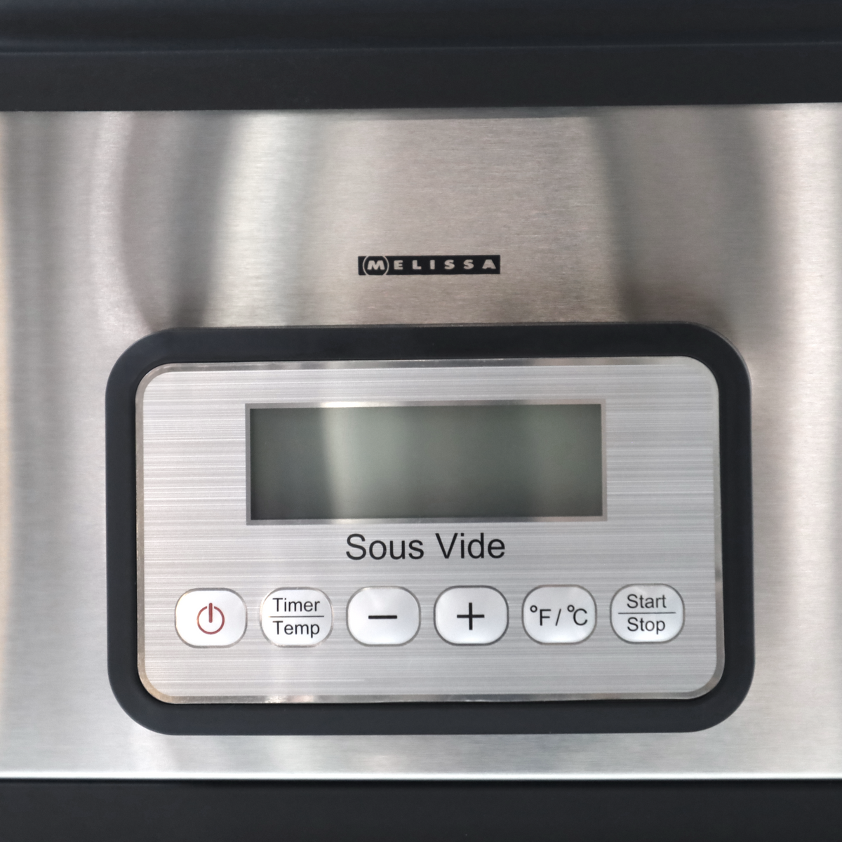 Pannello di controllo in acciaio inossidabile di una macchina sous vide con display digitale, pulsanti e il marchio Melissa.