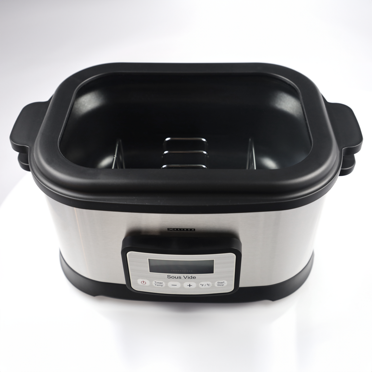 Un cuoco sous vide in acciaio inossidabile con bordo nero, display digitale e griglia interna su sfondo bianco.