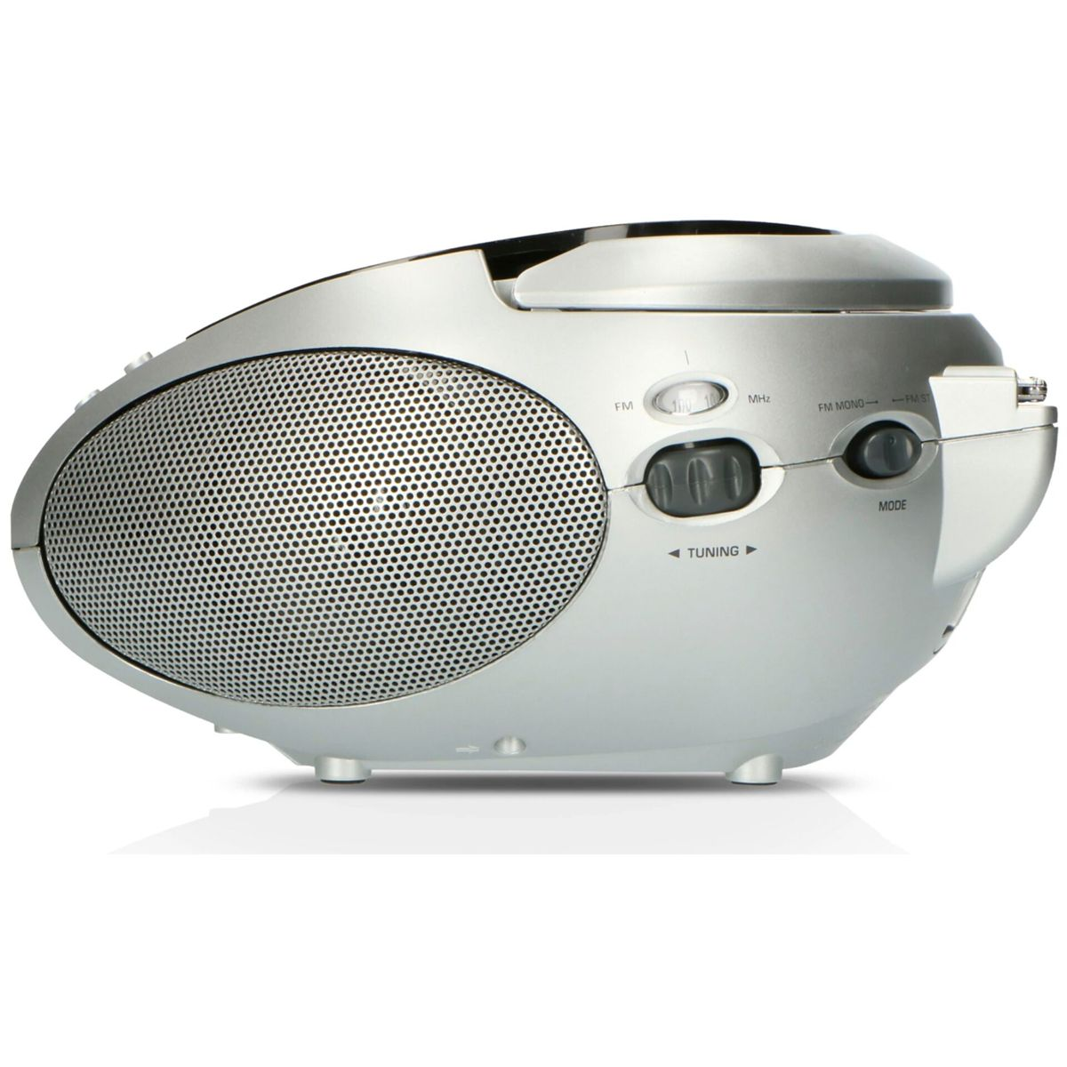 Radio portatile argento con grande griglia dell'altoparlante, manopola di sintonia e pulsante modalità.