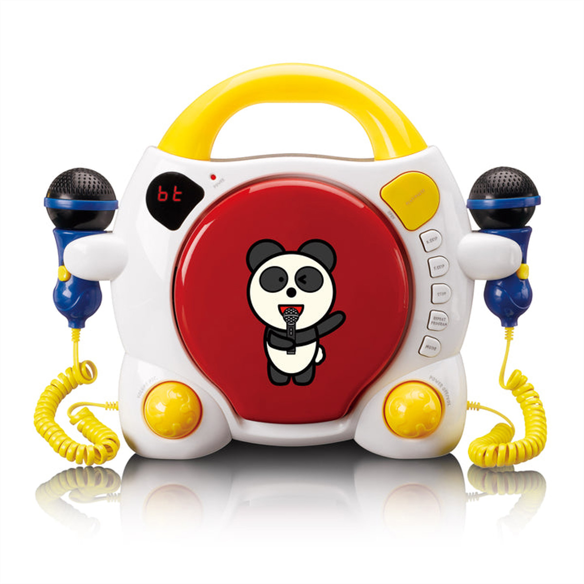 Ein weiß-rotes Karaoke-Gerät für Kinder mit gelbem Griff, zwei Mikrofonen und einem tanzenden Panda-Bären in der Mitte.