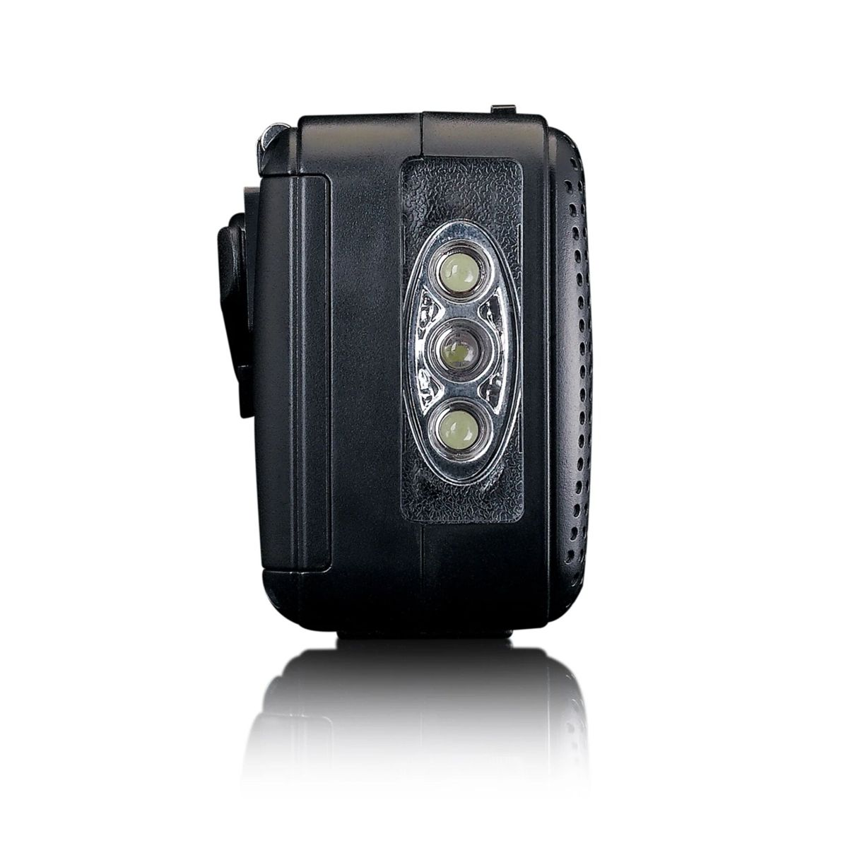 Una torcia nera compatta con tre luci LED verticali su uno sfondo bianco riflettente.