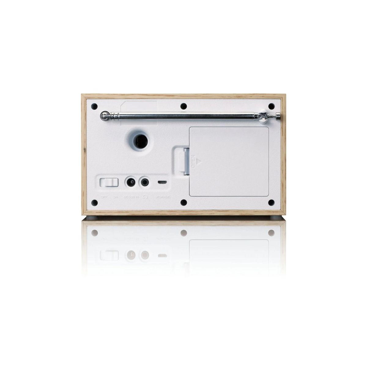 Retro di una radio bianca con cornice in legno, antenna, vano batterie e porte su sfondo bianco.