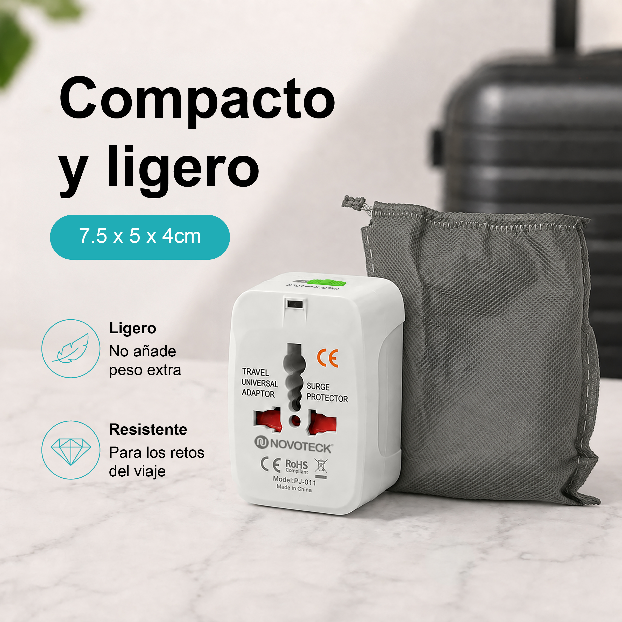Adaptador de viaje Novoteck blanco con bolsa de tela y texto sobre mármol blanco.
