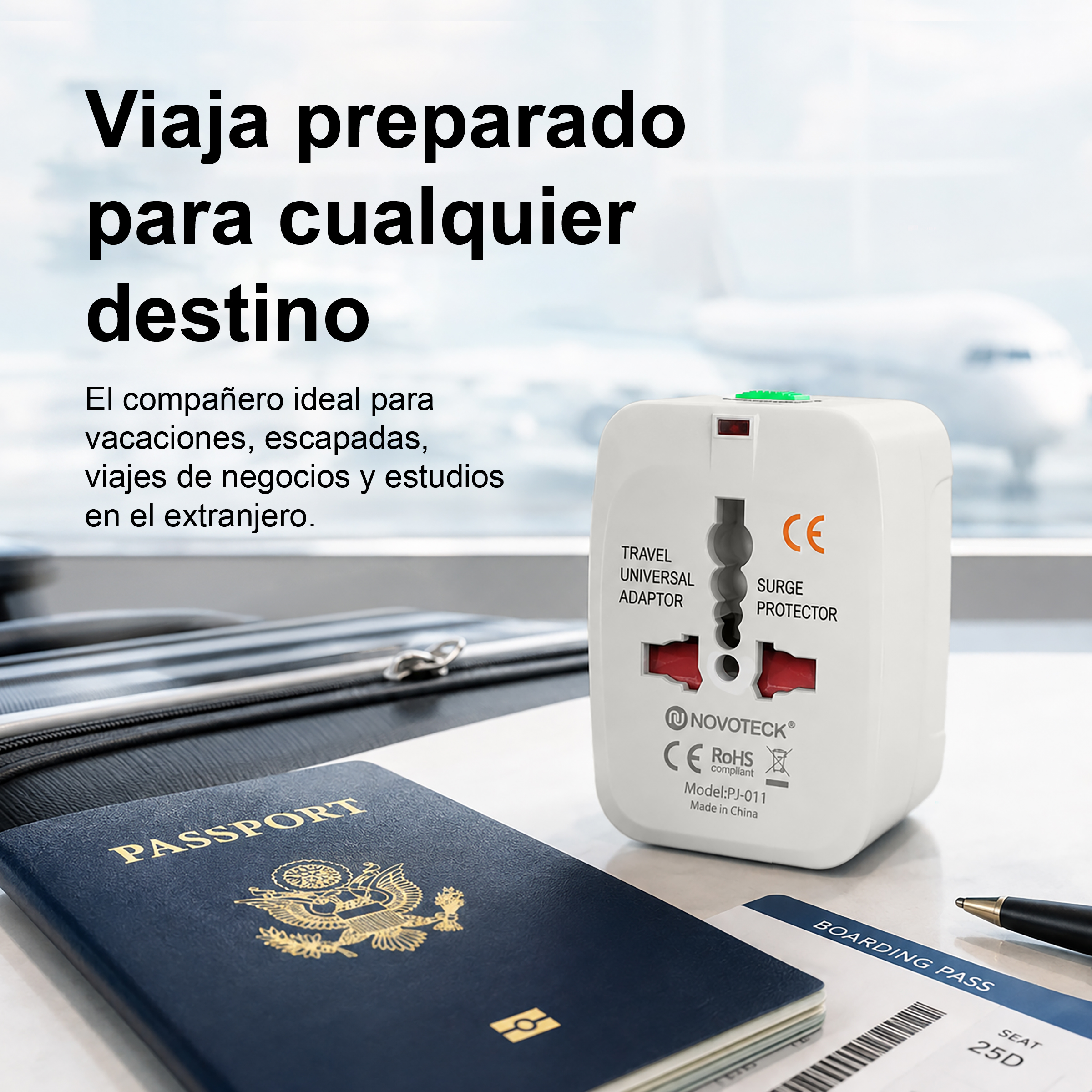 Un adaptador de viaje, un pasaporte y un billete están sobre una mesa ante una ventana.