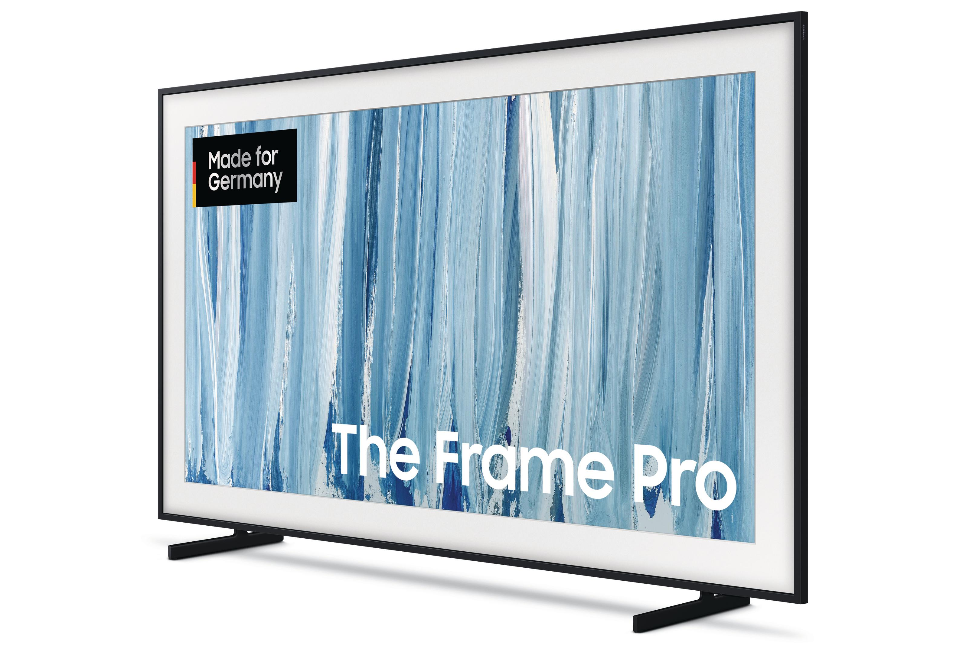 Ein schlanker Fernseher mit blauem abstrakten Gemälde auf dem Bildschirm und der Aufschrift The Frame Pro.