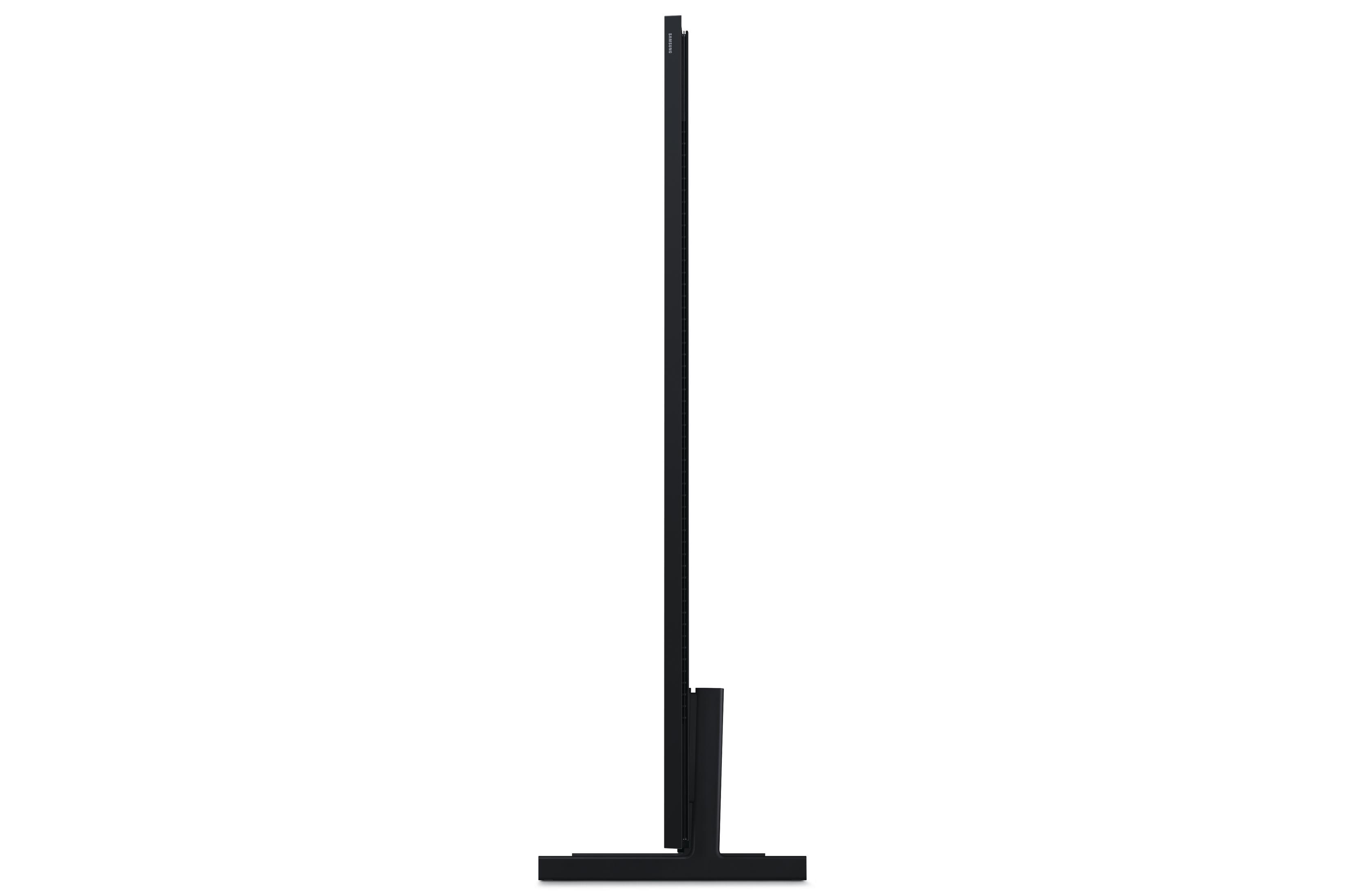 Seitenansicht eines schlanken schwarzen Samsung-Fernsehers auf einem Ständer vor weißem Hintergrund.