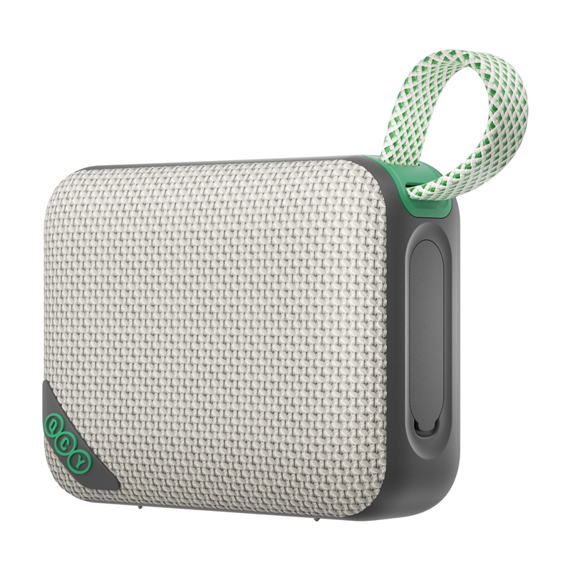 Altoparlante Bluetooth grigio con rivestimento in tessuto beige, cinturino verde e logo QCY verde su sfondo bianco.