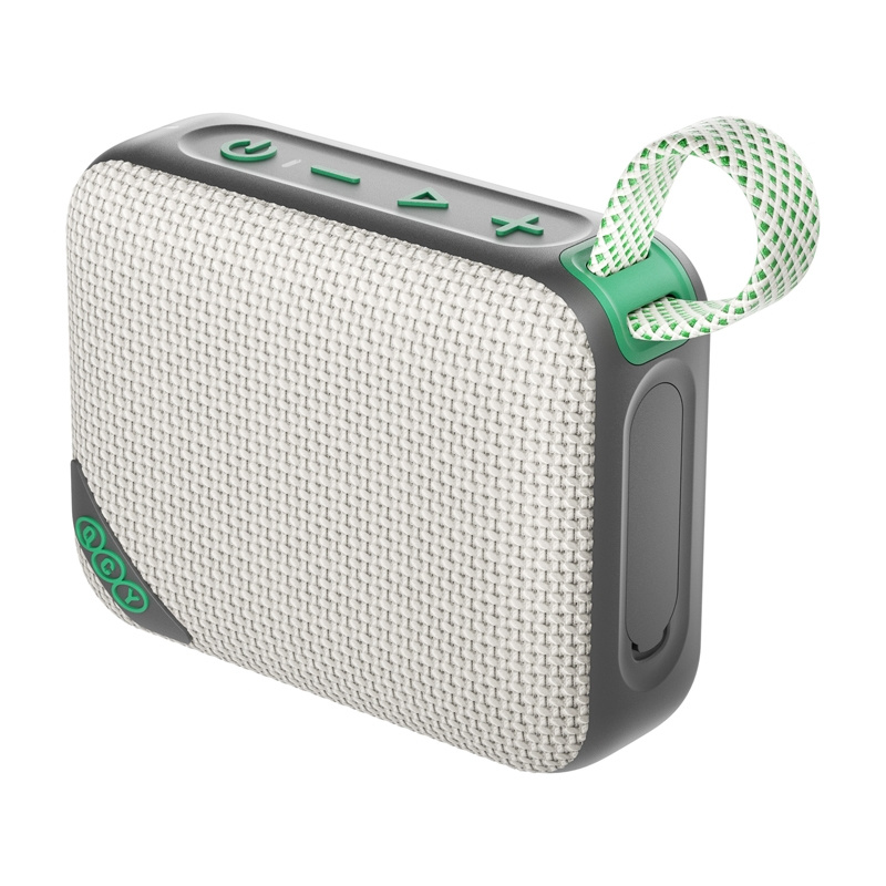 Un altoparlante Bluetooth bianco e compatto con bordo grigio, pulsanti verdi e un cinturino bianco e verde.