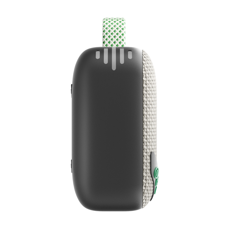 Un altoparlante portatile nero con rete in tessuto bianco e una cinghia di trasporto verde e bianca.
