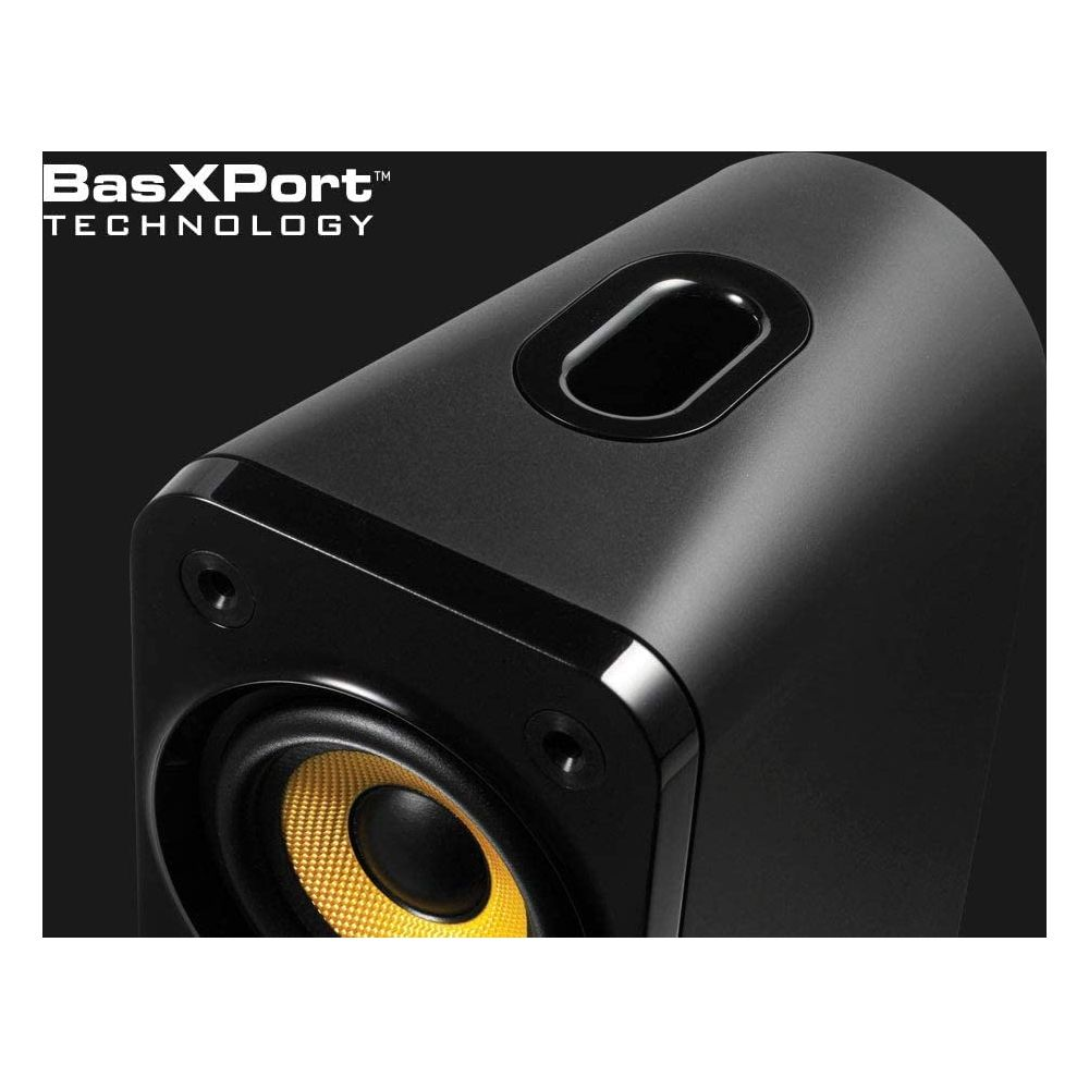 Primo piano di un altoparlante nero con woofer giallo e logo BasXPort su sfondo scuro.