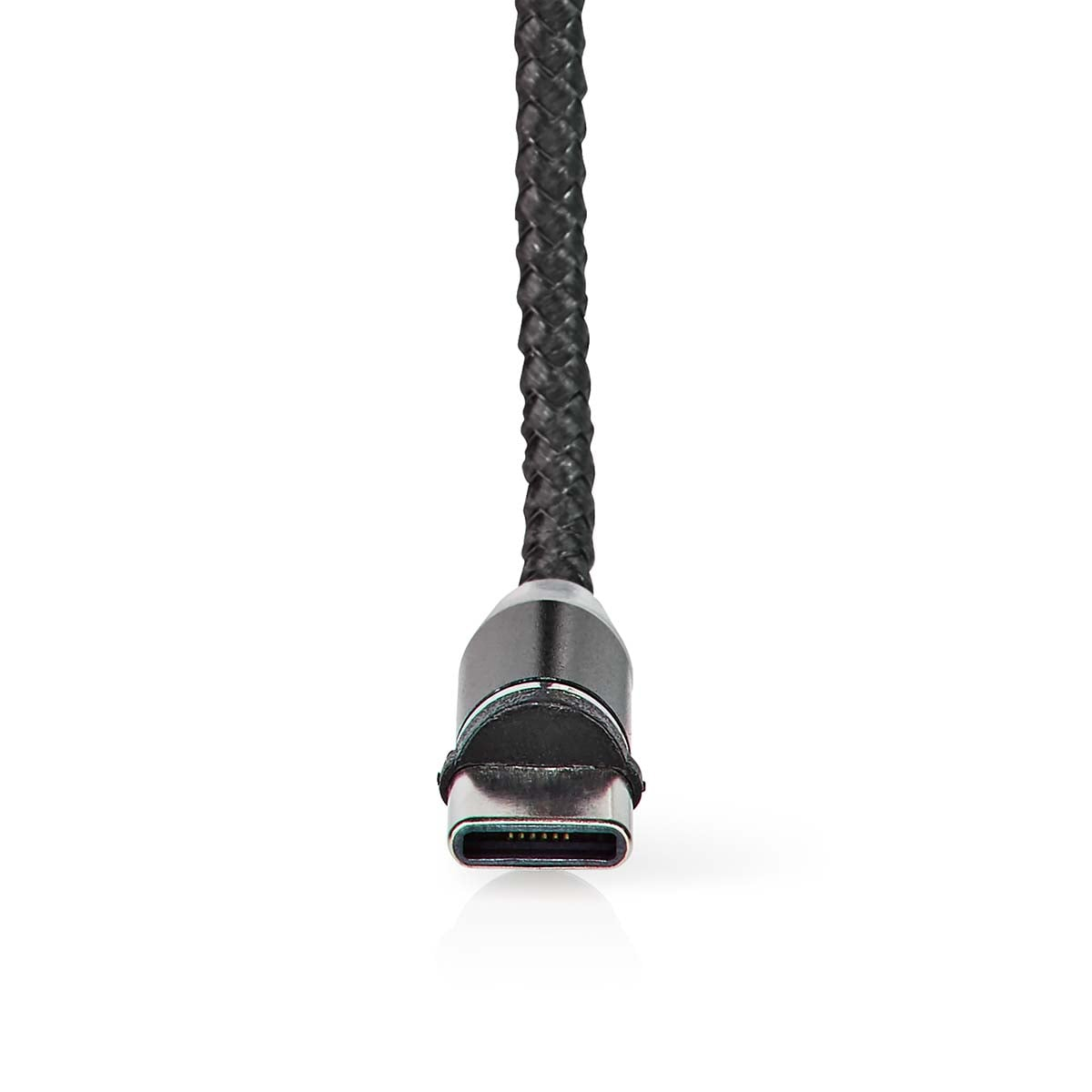 Ein USB-C-Stecker mit schwarzem, geflochtenem Kabel auf weißem Hintergrund.