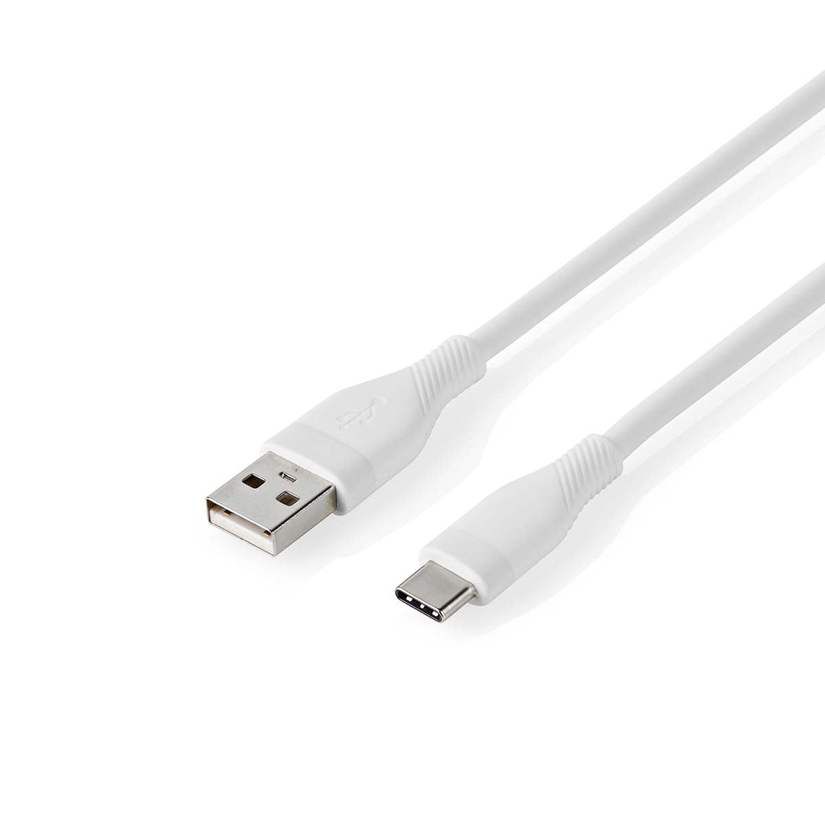 Ein weißes USB-A-auf-USB-C-Ladekabel vor weißem Hintergrund.