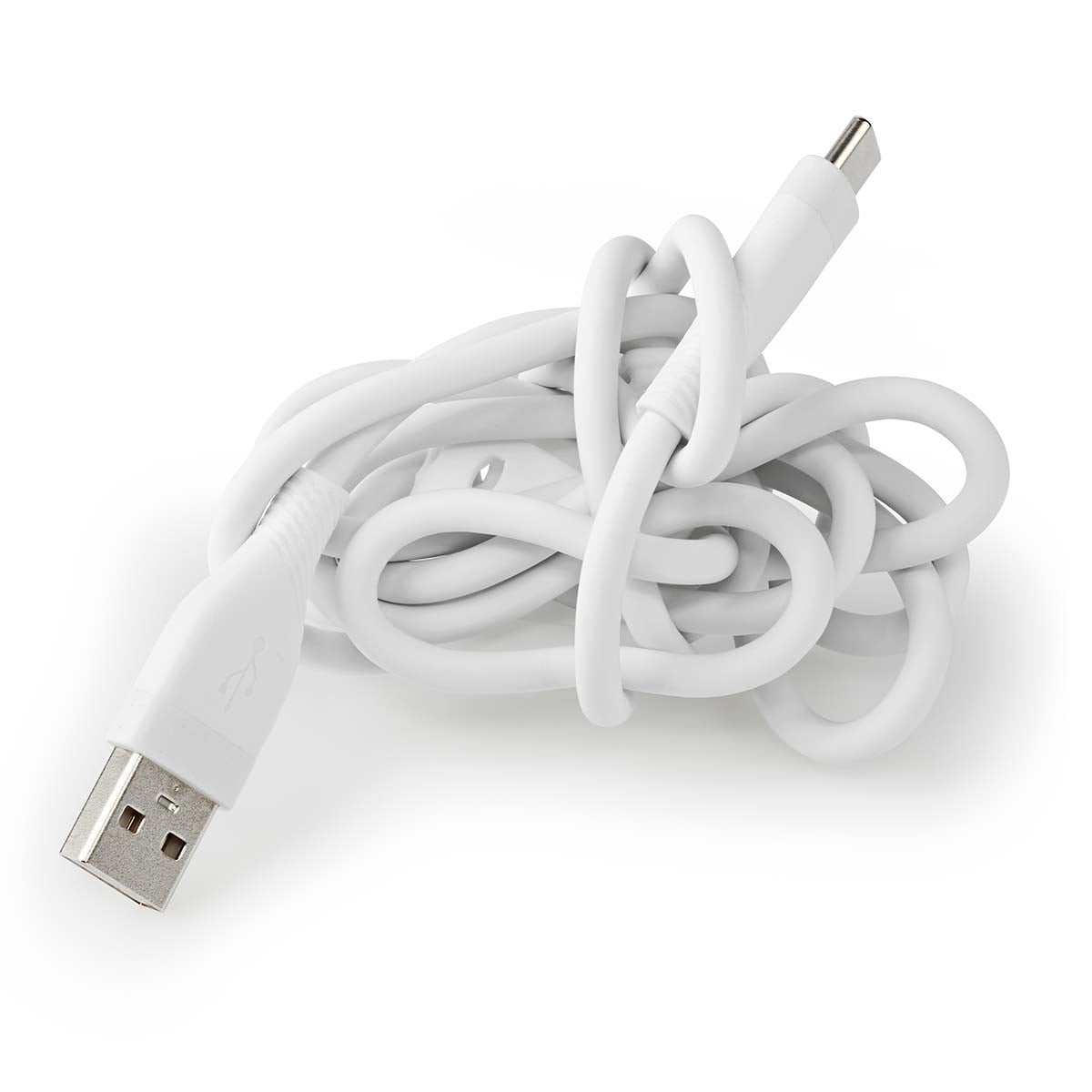 Ein zusammengerolltes weißes USB-Ladekabel mit USB-A- und USB-C-Anschlüssen vor weißem Hintergrund.