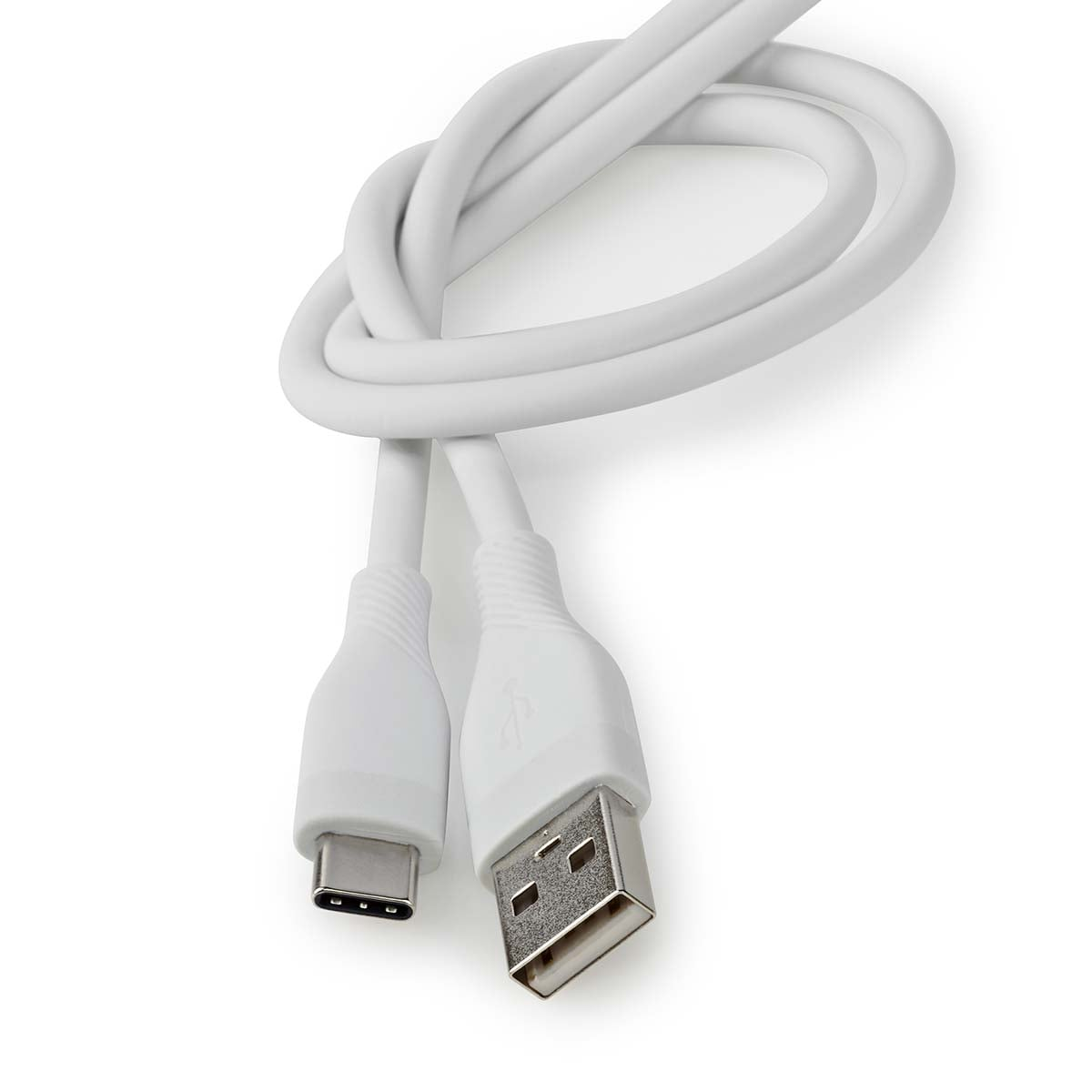 Ein weißes Ladekabel mit USB-A und USB-C Stecker liegt zusammengerollt auf weißem Grund.