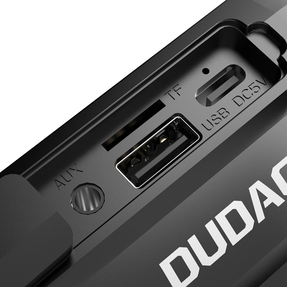 Primo piano di un dispositivo elettronico nero con porte AUX, TF, USB e DC5V.