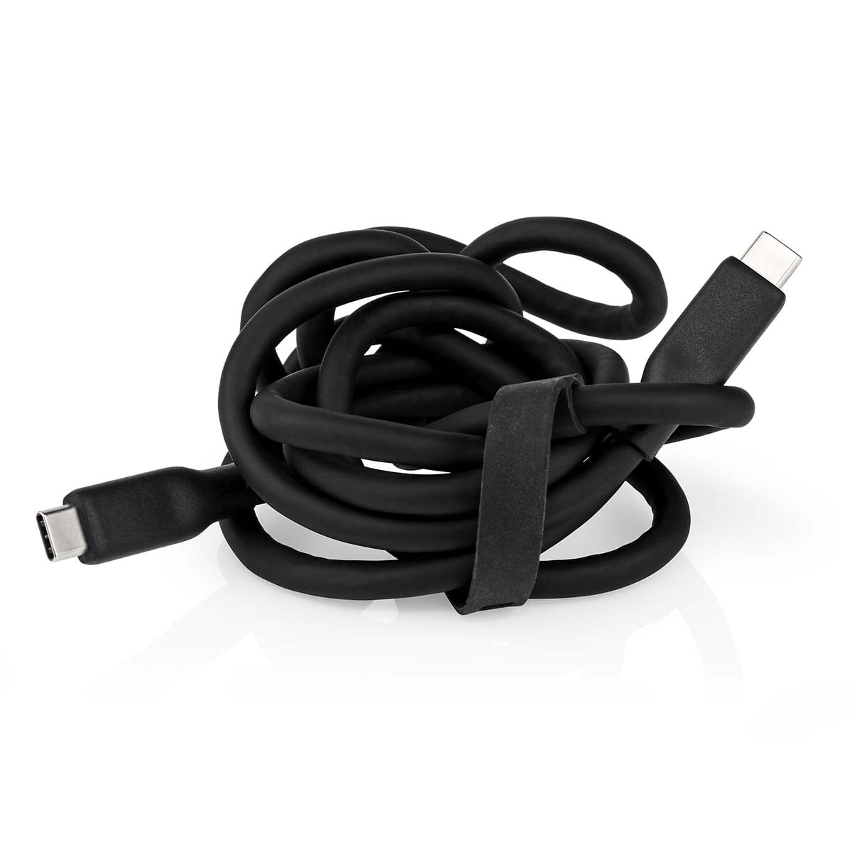 Un cavo USB-C nero è arrotolato ordinatamente su una superficie bianca, fissato da una fascetta.
