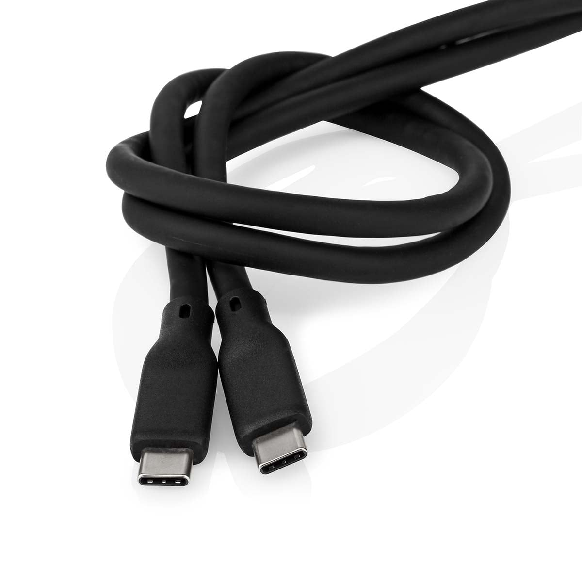 Un cavo USB-C nero è arrotolato su sfondo bianco.