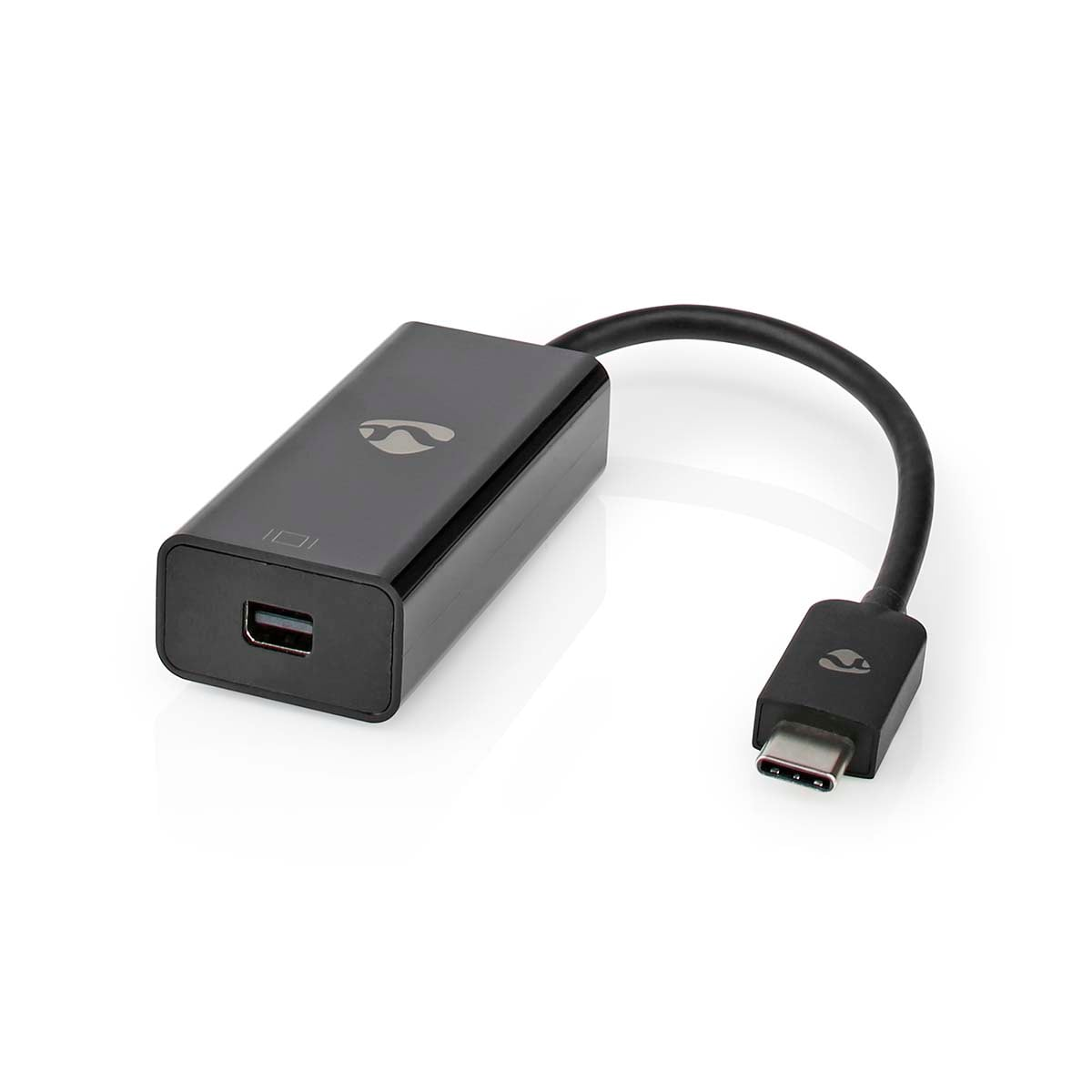 Ein schwarzer USB-C-Adapter mit einem kurzen Kabel und einem Stecker auf einer weißen Oberfläche.