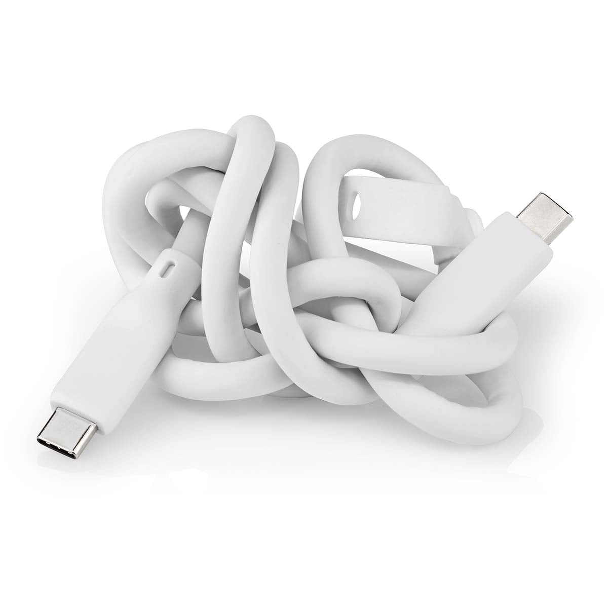 Ein dickes, weißes USB-C-Kabel ist auf weißem Hintergrund aufgerollt und zeigt beide Metallstecker an den Enden.