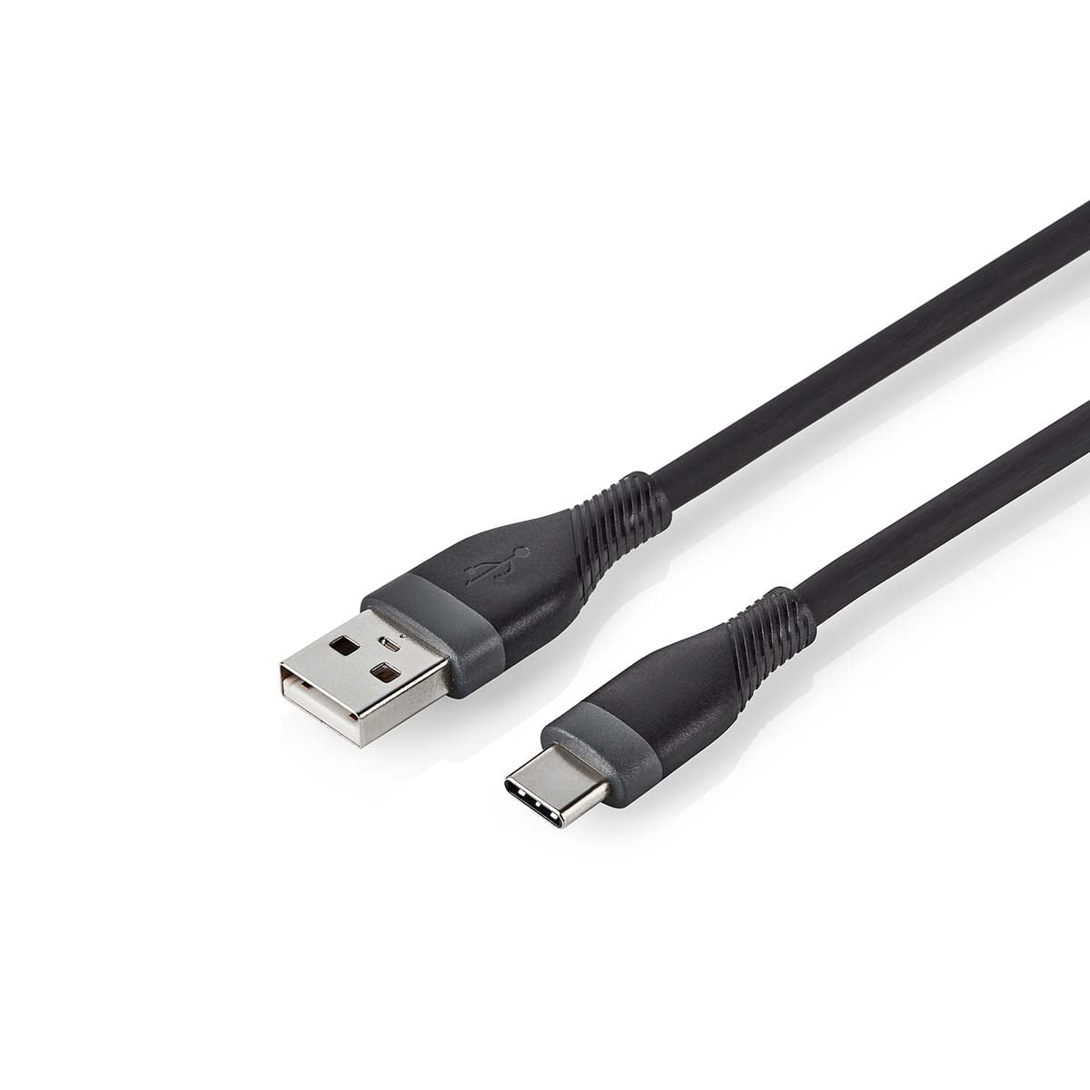 Ein schwarzes USB-Kabel mit einem USB-A- und einem USB-C-Stecker auf weißem Hintergrund.