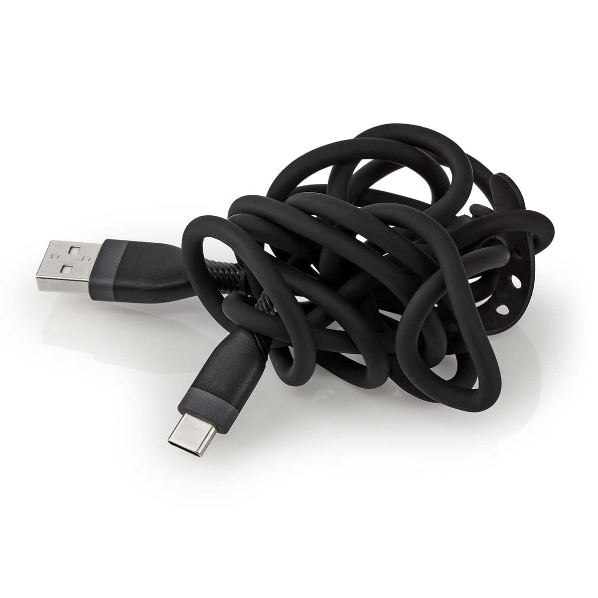 Ein verwickeltes schwarzes Ladekabel mit USB-A- und USB-C-Anschlüssen vor weißem Hintergrund.
